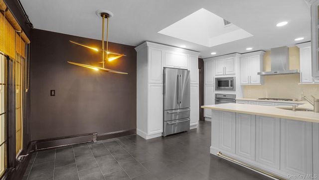 67 Royal Way, Manhasset Hills, NY 11040