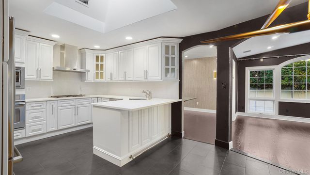 67 Royal Way, Manhasset Hills, NY 11040