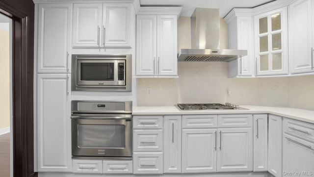 67 Royal Way, Manhasset Hills, NY 11040