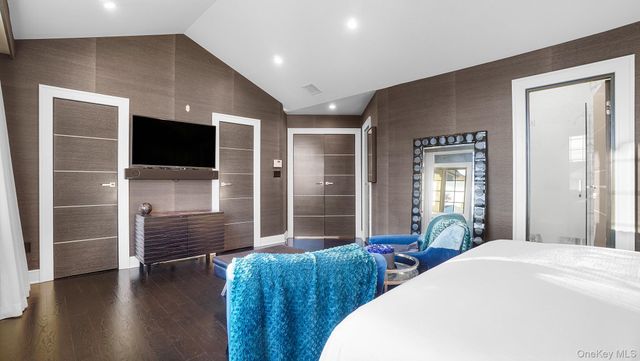 67 Royal Way, Manhasset Hills, NY 11040