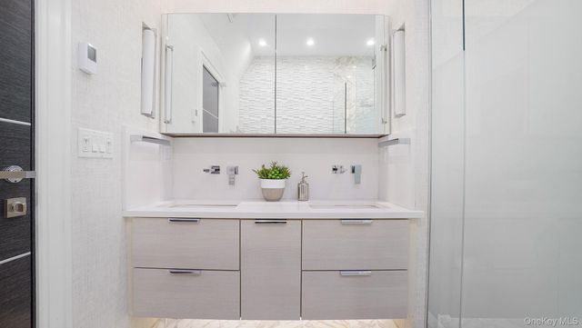 67 Royal Way, Manhasset Hills, NY 11040