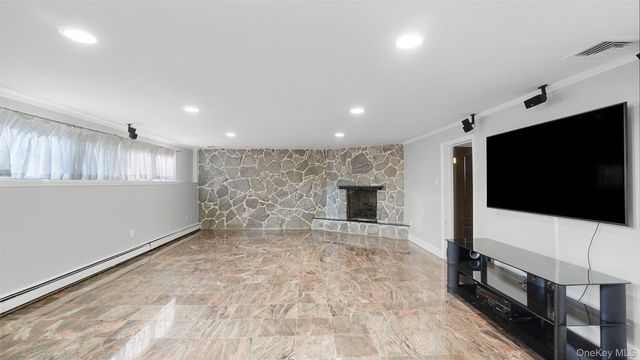 67 Royal Way, Manhasset Hills, NY 11040