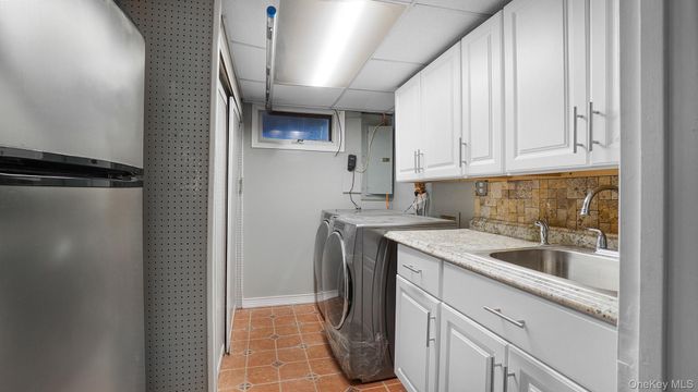 67 Royal Way, Manhasset Hills, NY 11040