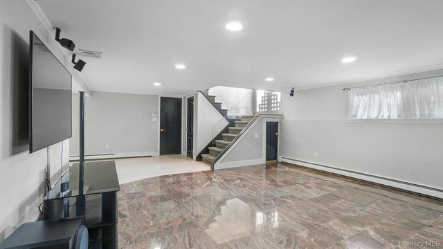 67 Royal Way, Manhasset Hills, NY 11040