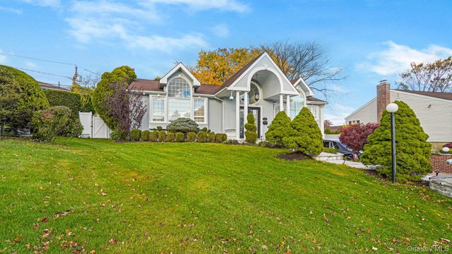 67 Royal Way, Manhasset Hills, NY 11040
