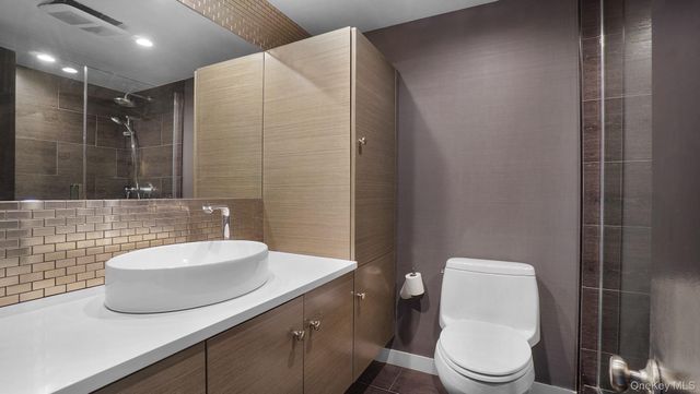 67 Royal Way, Manhasset Hills, NY 11040