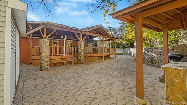 67 Royal Way, Manhasset Hills, NY 11040