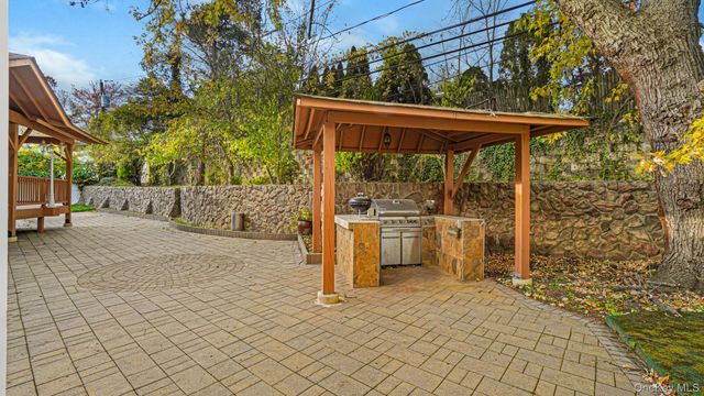 67 Royal Way, Manhasset Hills, NY 11040