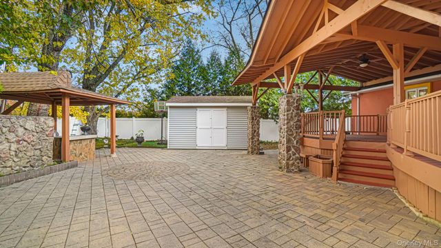 67 Royal Way, Manhasset Hills, NY 11040