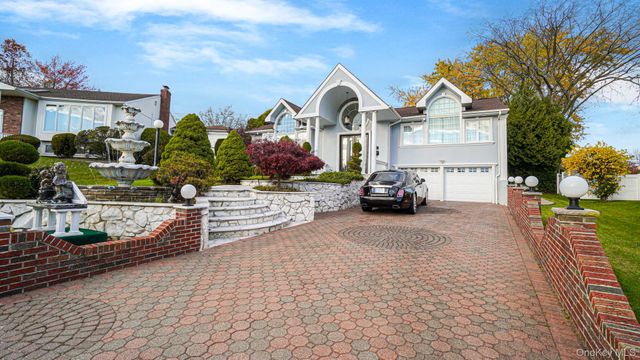 67 Royal Way, Manhasset Hills, NY 11040