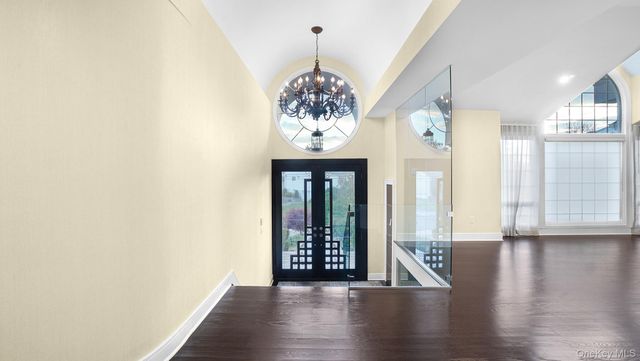 67 Royal Way, Manhasset Hills, NY 11040