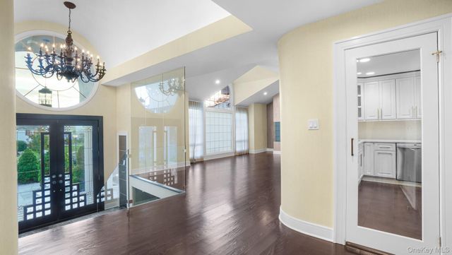 67 Royal Way, Manhasset Hills, NY 11040