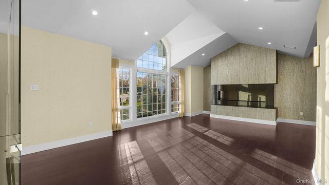 67 Royal Way, Manhasset Hills, NY 11040