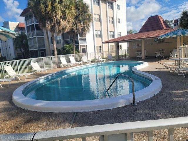 3571 Inverrary Drive 305, Lauderhill, FL 33319