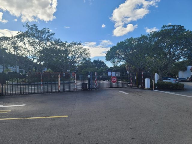 3571 Inverrary Drive 305, Lauderhill, FL 33319