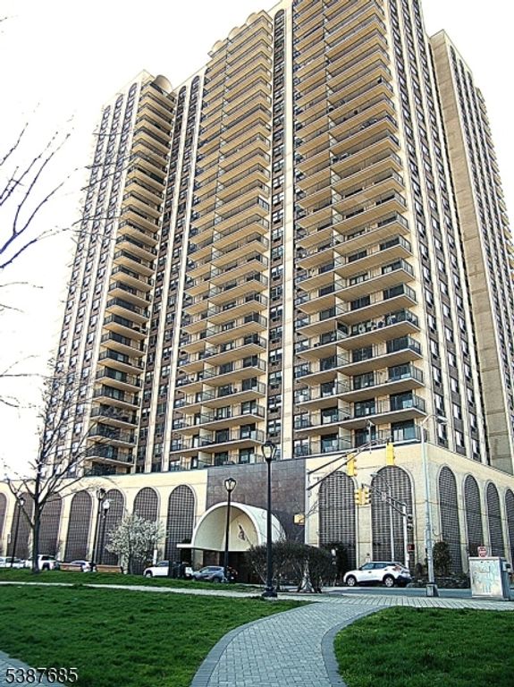 7855 Boulevard East 11F, North Bergen Twp., NJ 07047