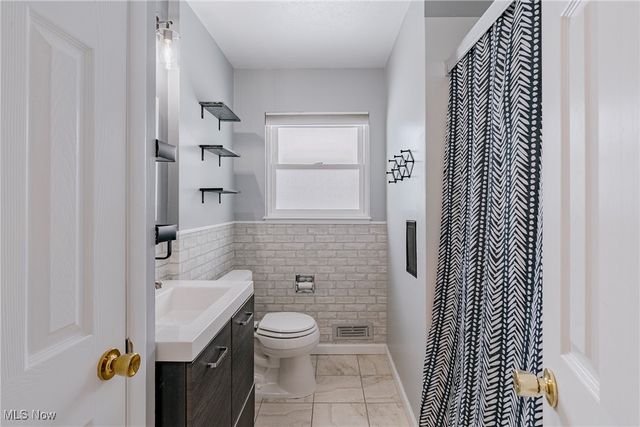 4005 W 213th Street, Fairview Park, OH 44126