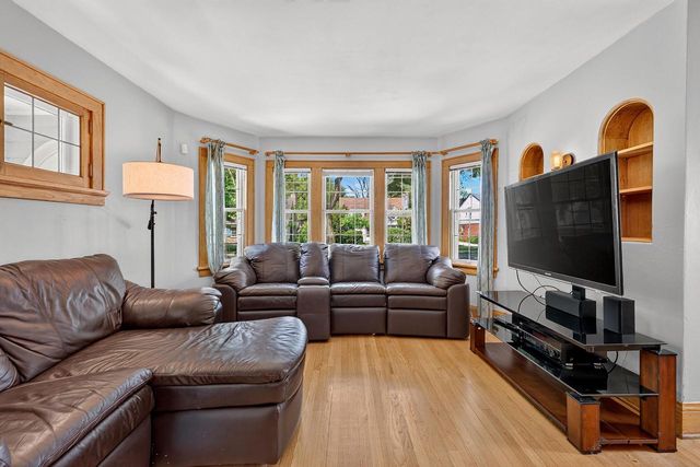 5532 N Lydell AVENUE, Whitefish Bay, WI 53217