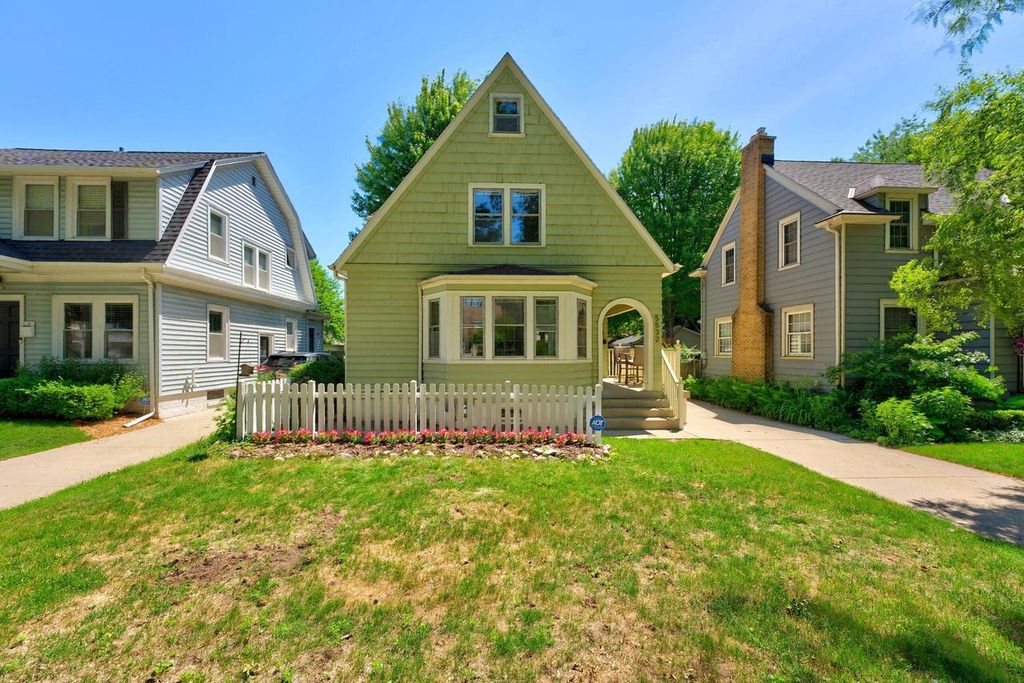 5532 N Lydell AVENUE, Whitefish Bay, WI 53217
