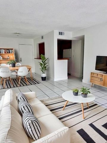 9678 Fontainebleau Boulevard 111, Miami, FL 33172