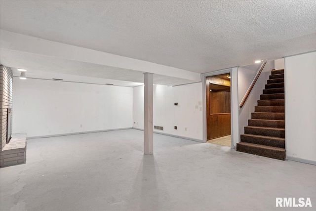 240 Stutely Lane, Springfield, IL 62704