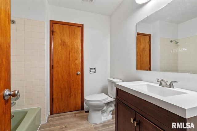 240 Stutely Lane, Springfield, IL 62704