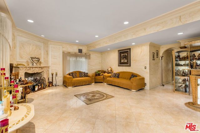 1976 N Catalina Street, Los Angeles, CA 90027