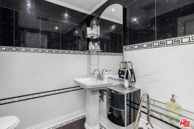 1976 N Catalina Street, Los Angeles, CA 90027