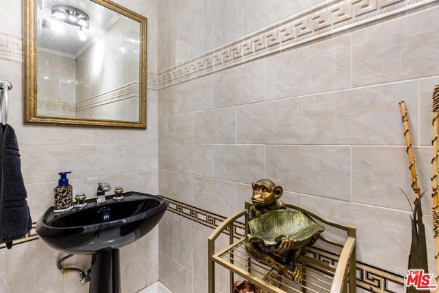 1976 N Catalina Street, Los Angeles, CA 90027