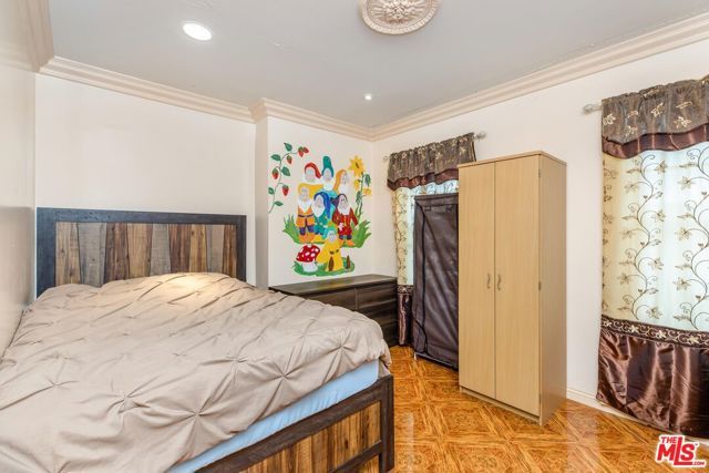 1976 N Catalina Street, Los Angeles, CA 90027