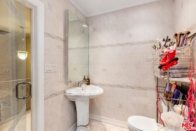 1976 N Catalina Street, Los Angeles, CA 90027