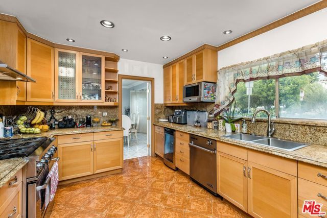 1976 N Catalina Street, Los Angeles, CA 90027