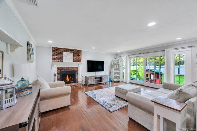 16 Lenore Place, Hauppauge, NY 11788