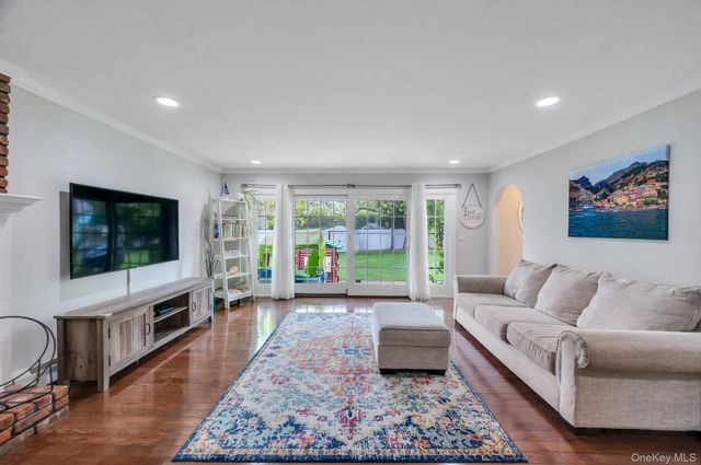16 Lenore Place, Hauppauge, NY 11788