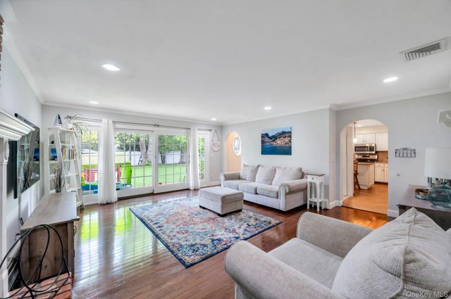 16 Lenore Place, Hauppauge, NY 11788
