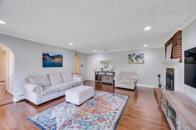 16 Lenore Place, Hauppauge, NY 11788