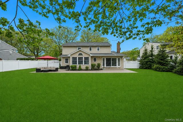 16 Lenore Place, Hauppauge, NY 11788