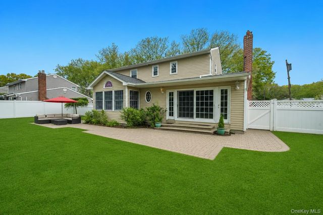16 Lenore Place, Hauppauge, NY 11788