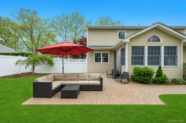 16 Lenore Place, Hauppauge, NY 11788