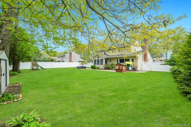 16 Lenore Place, Hauppauge, NY 11788