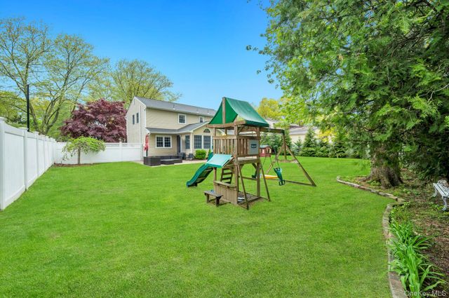 16 Lenore Place, Hauppauge, NY 11788