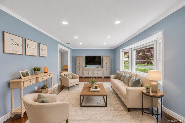 16 Lenore Place, Hauppauge, NY 11788
