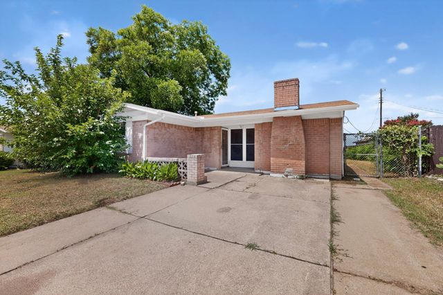 1802 Fairfax Lane, Carrollton, TX 75006