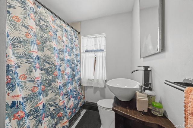 37 Moquette Row S, Yonkers, NY 10703