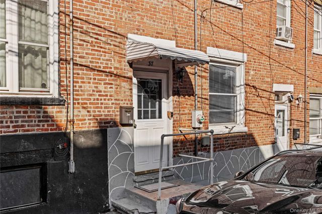 37 Moquette Row S, Yonkers, NY 10703