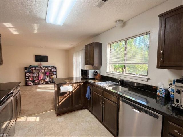 721 Longleaf LN, Newport News, VA 23608