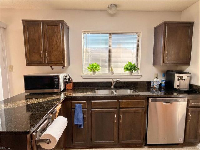 721 Longleaf LN, Newport News, VA 23608