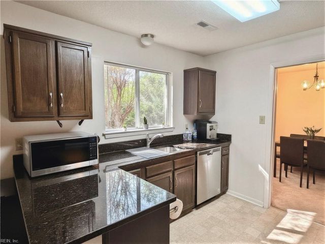 721 Longleaf LN, Newport News, VA 23608