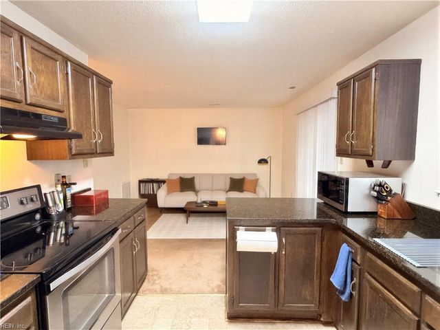 721 Longleaf LN, Newport News, VA 23608