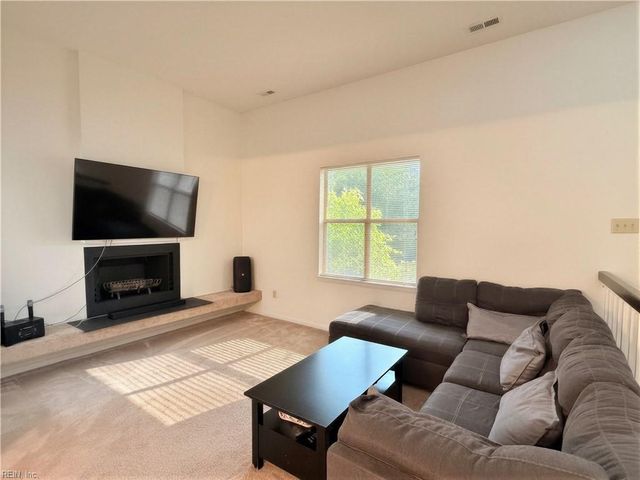 721 Longleaf LN, Newport News, VA 23608